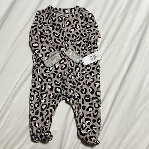 NWT Old Navy zip-up sleeper. Newborn size